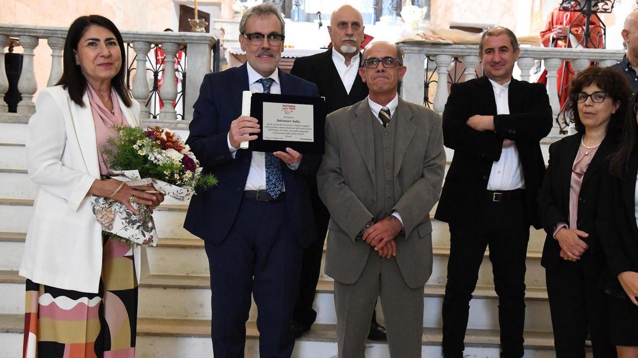 Un momento della premiazione. Al centro, il dottor Salvatore Salis (con la targa in mano) e, al suo fianco, il priore Salvatore Nieddu (foto di Massimo Locci)