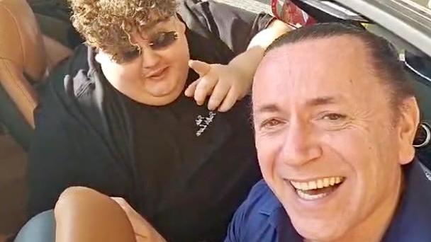 Un selfie tra l'influencer e il dottor Menconi