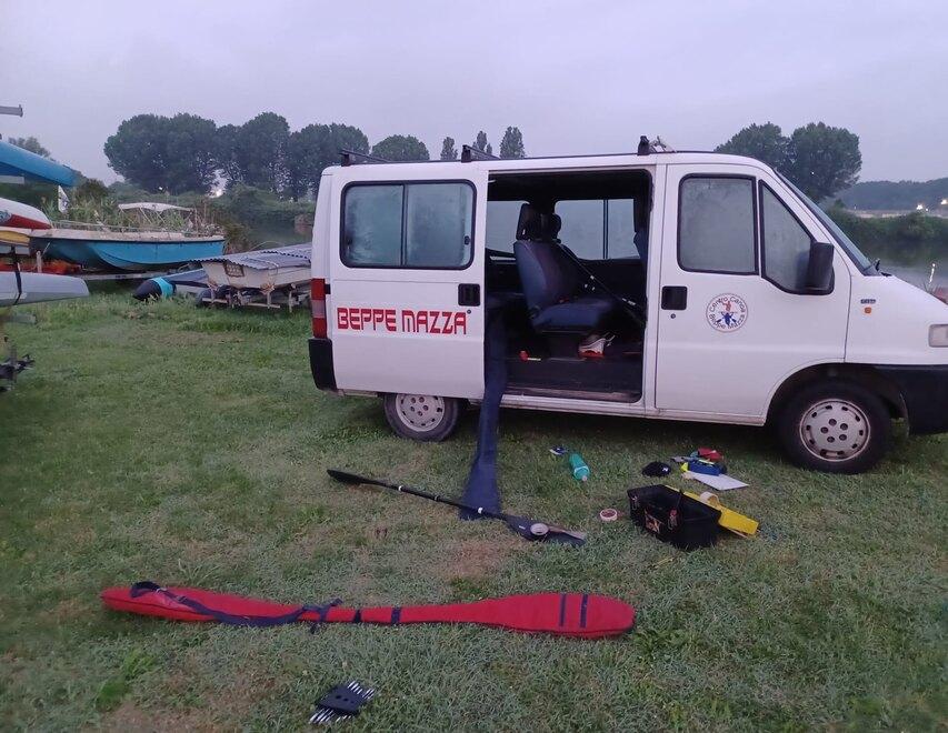 Ferrara, vandali al centro canoa