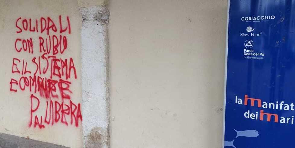 Comacchio, il Loggiato dei Cappuccini imbrattato.  Il sindaco: «Non c’è alcun rispetto»