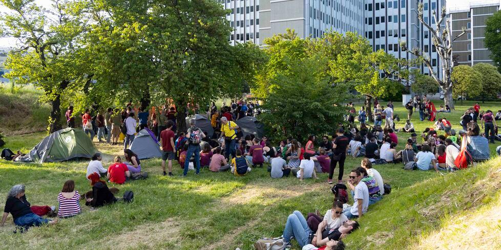 
	La tendopoli allestita nel cortile del palazzo della Regione

