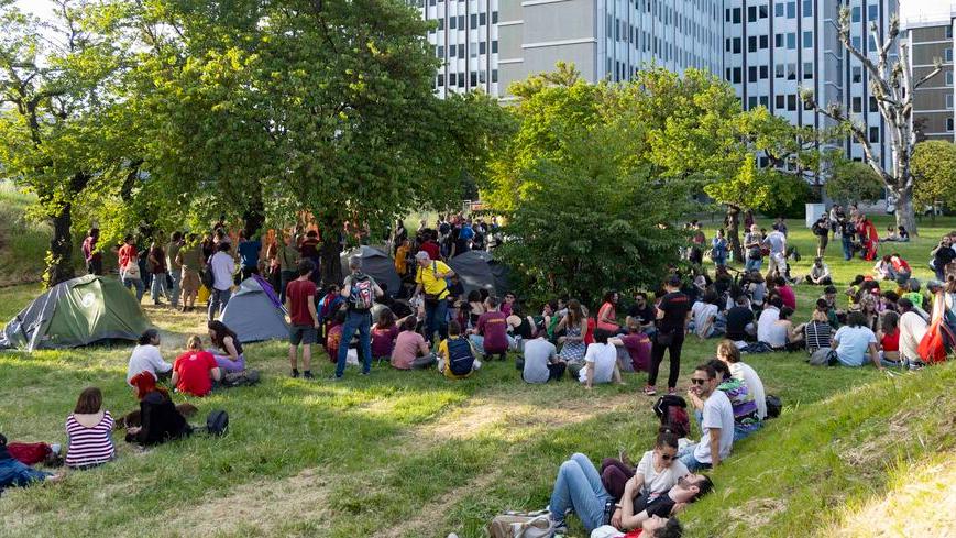 La tendopoli allestita nel cortile del palazzo della Regione