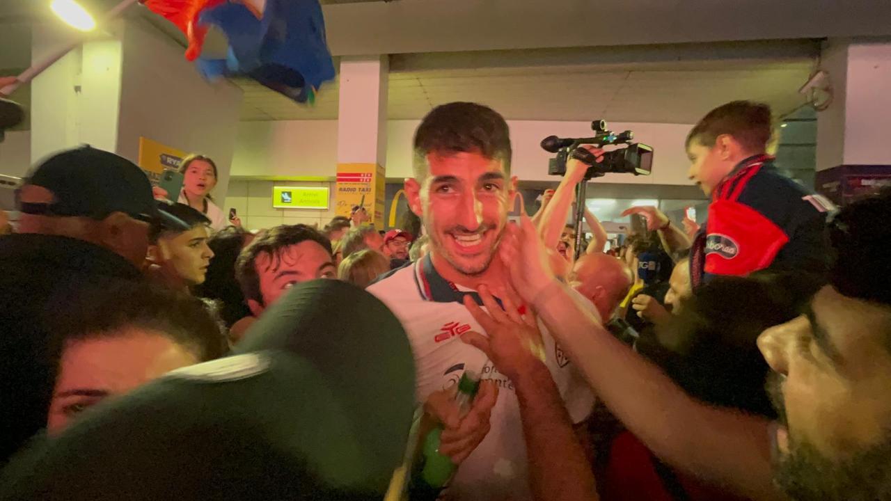 Festa in aeroporto per il Cagliari, l’abbraccio dei tifosi ai rossoblù