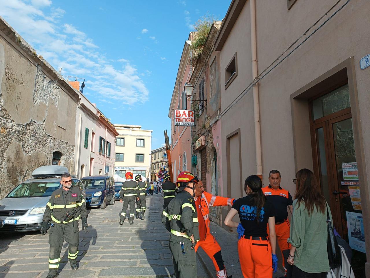 Crolla un pezzo di cornicione a Porto Torres, pensionato ferito alla testa