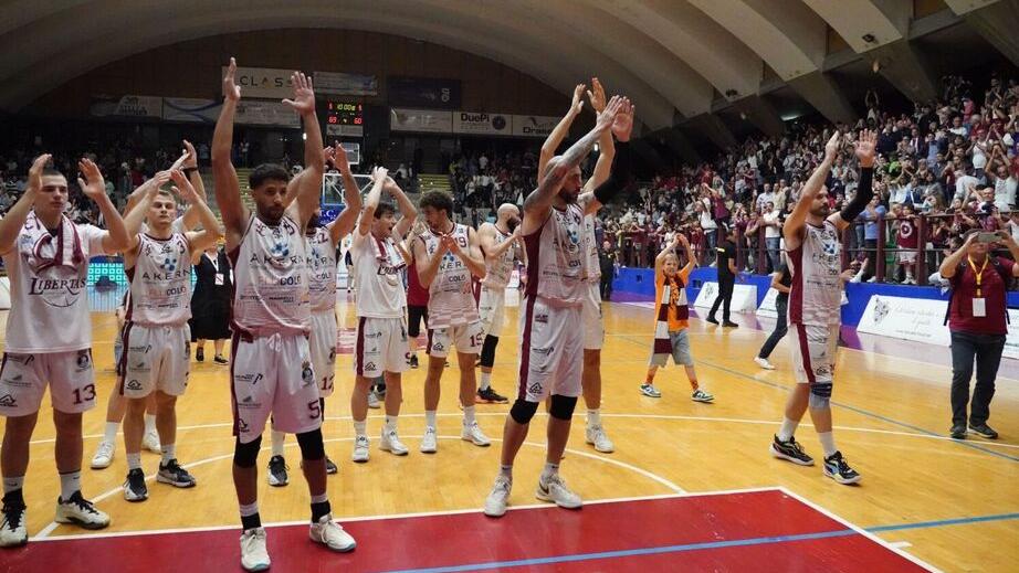 L'applauso della squadra alla curva nord (foto Silvi)