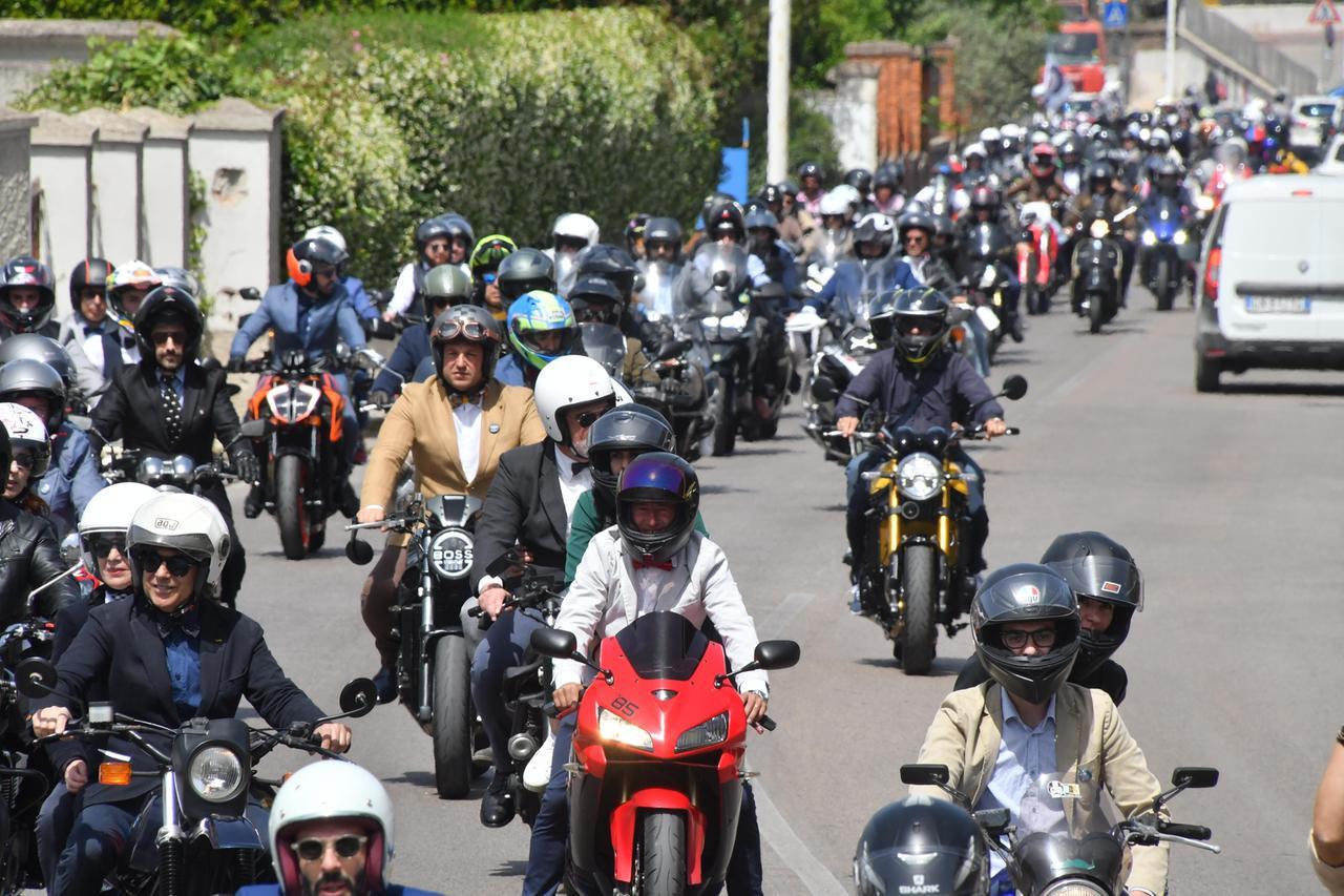 Sassari, mille bikers in giacca e papillon per sconfiggere il tumore alla prostata