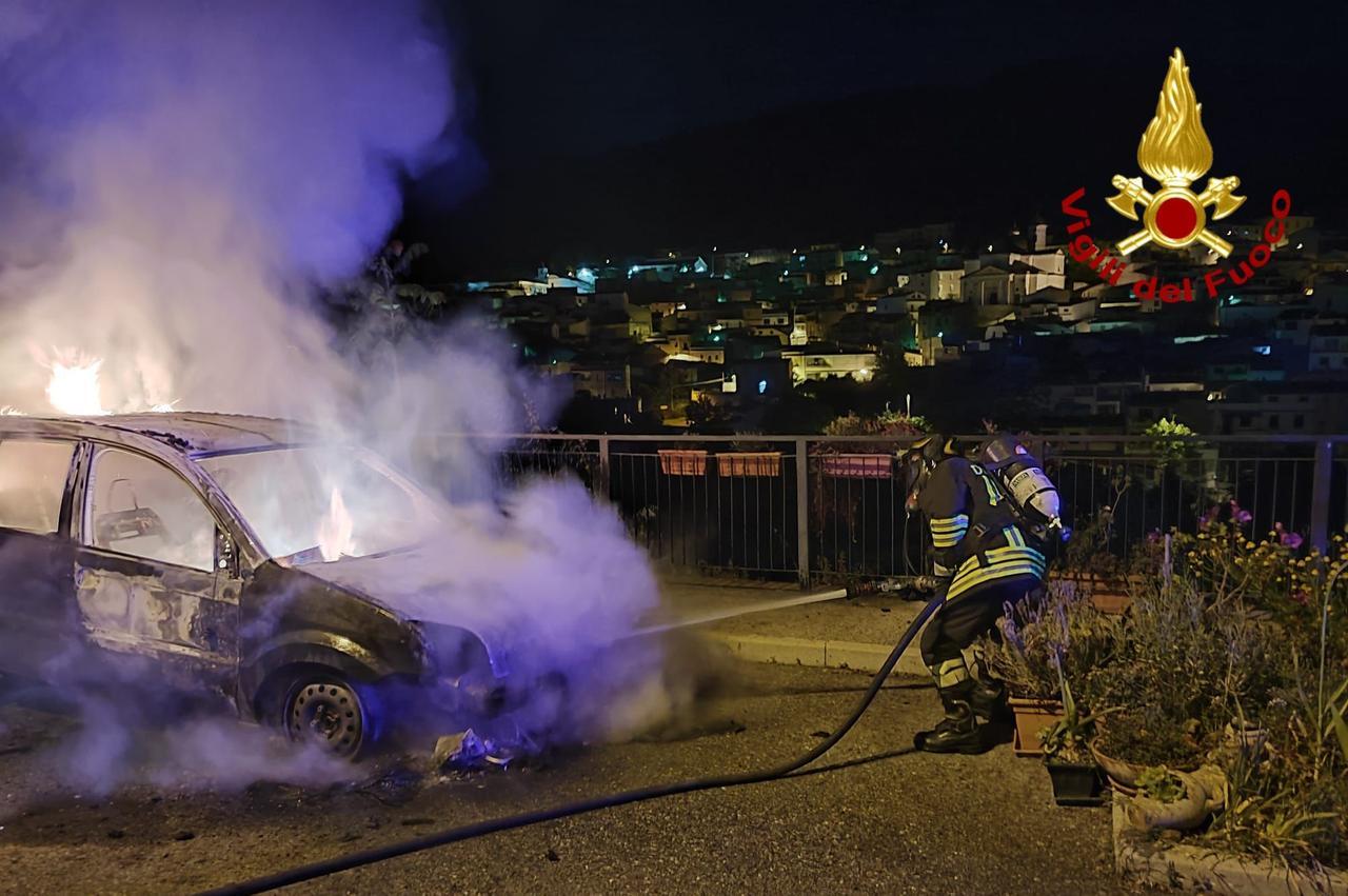 Attentato incendiario nella notte a Orani: bruciate le auto di una donna e di suo marito