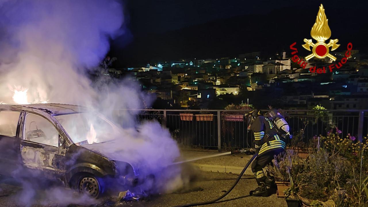 Attentato incendiario nella notte a Orani: bruciate le auto di una donna e di suo figlio