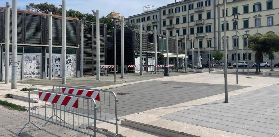 Transenne in piazza davanti alla struttura da cui crollò una scala nell’agosto scorso. In fondo la gelateria La Grotta Blu
