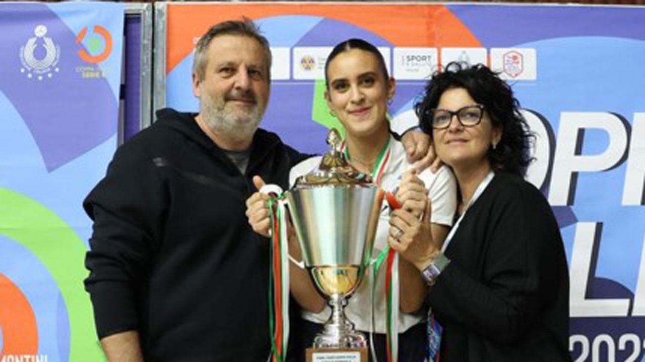 Boris Tesanovic con la figlia Alice e la moglie Annalisa Mazzini dopo la vittoria della Coppa Italia a fine marzo