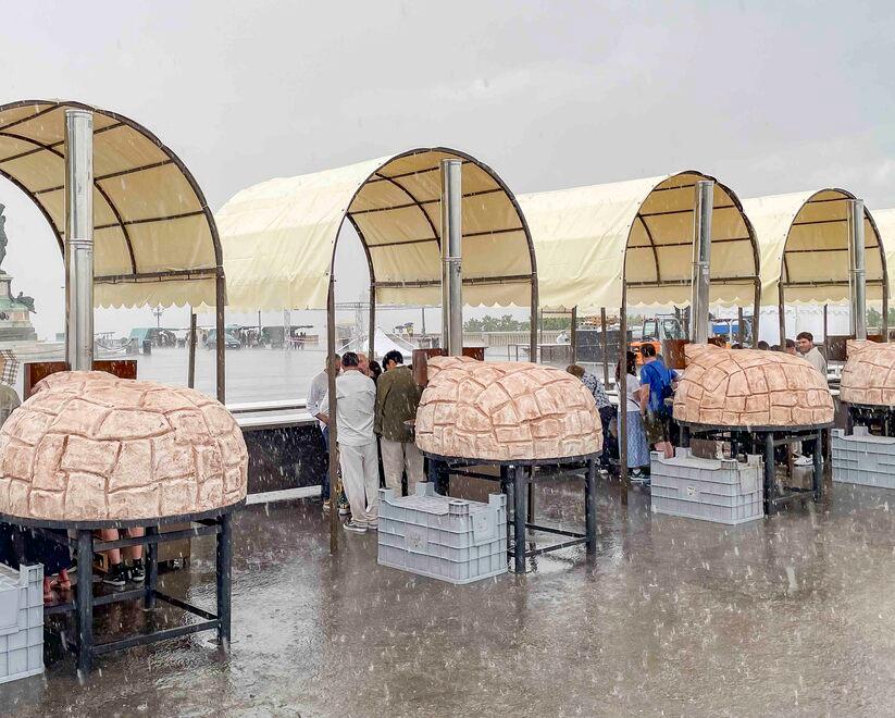 I forni al piazzale Michelangelo per la festa della pizza. Ieri molti turisti hanno usato le strutture per ripararsi dalla pioggia improvvisa