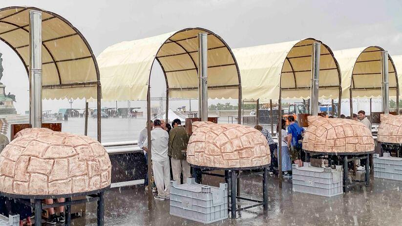 I forni al piazzale Michelangelo per la festa della pizza. Ieri molti turisti hanno usato le strutture per ripararsi dalla pioggia improvvisa