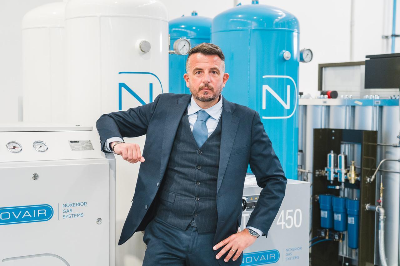 
	Federico Guidarelli ad di Noxerior all&rsquo;interno della fabbrica in via Genova

