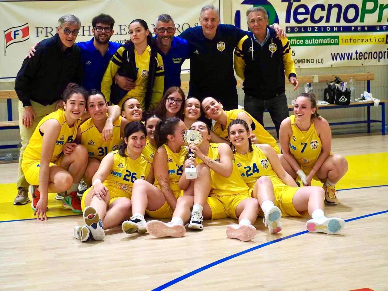 
	Le ragazze dell&rsquo;Under19 del Basket Golfo femminile festeggiano la vittoria in Coppa Toscana

