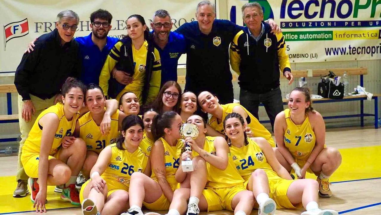 Le ragazze dell’Under19 del Basket Golfo femminile festeggiano la vittoria in Coppa Toscana