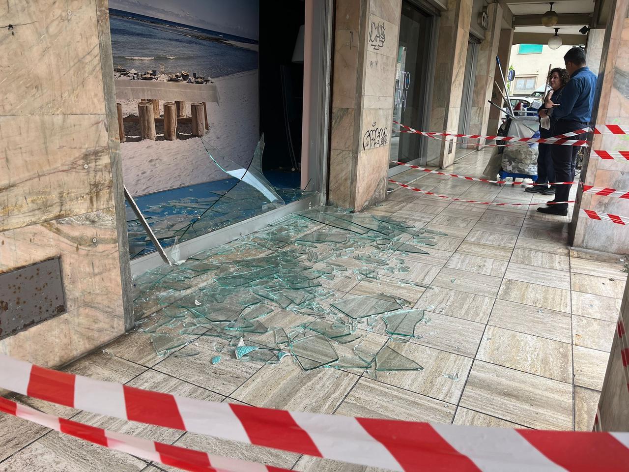 
	La vetrata del negozio Coin distrutta (foto Franco Silvi)

