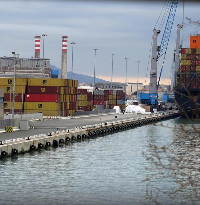 Senza strade e senza ferrovie: il porto di Livorno paga l’isolamento infrastrutturale