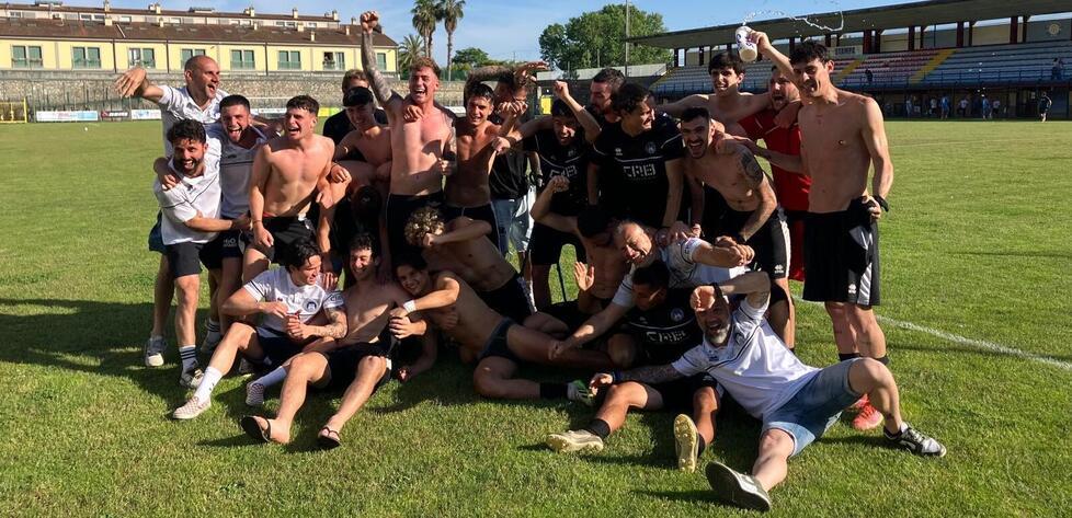La gioia dei giocatori del Forte dei Marmi a fine partita