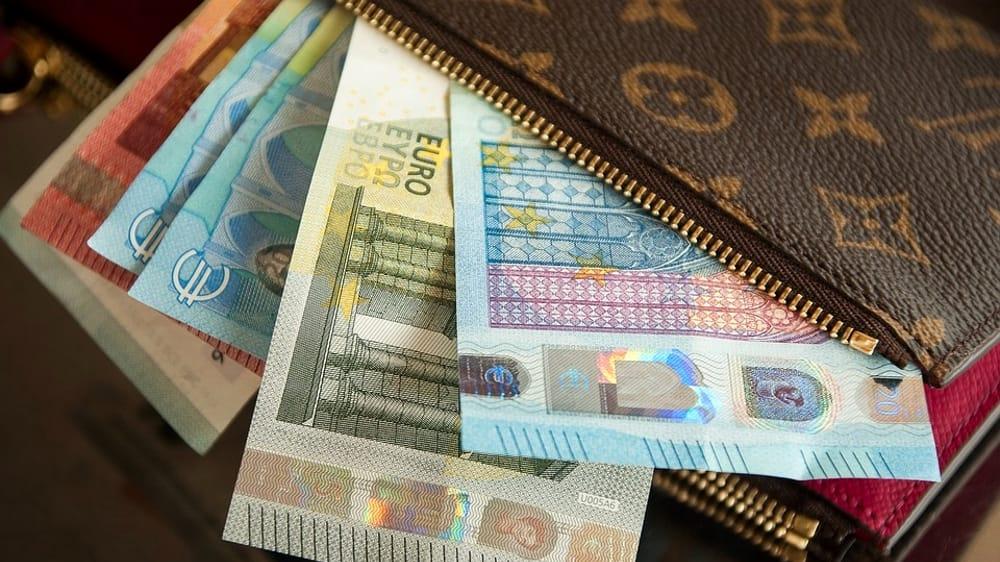 Massa, trovano un portafogli e lo restituiscono<br>