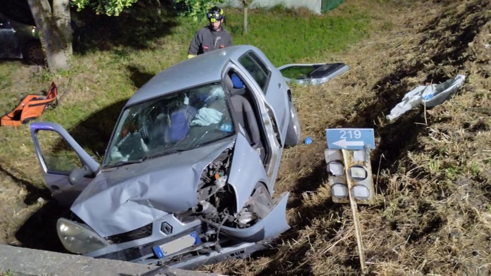Ponte Rodoni, esce di strada con l’auto: grave una donna