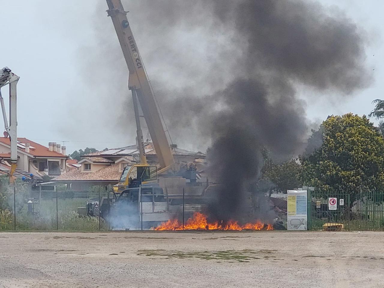 Follonica: fiamme al campo scuola, il fumo allerta la città