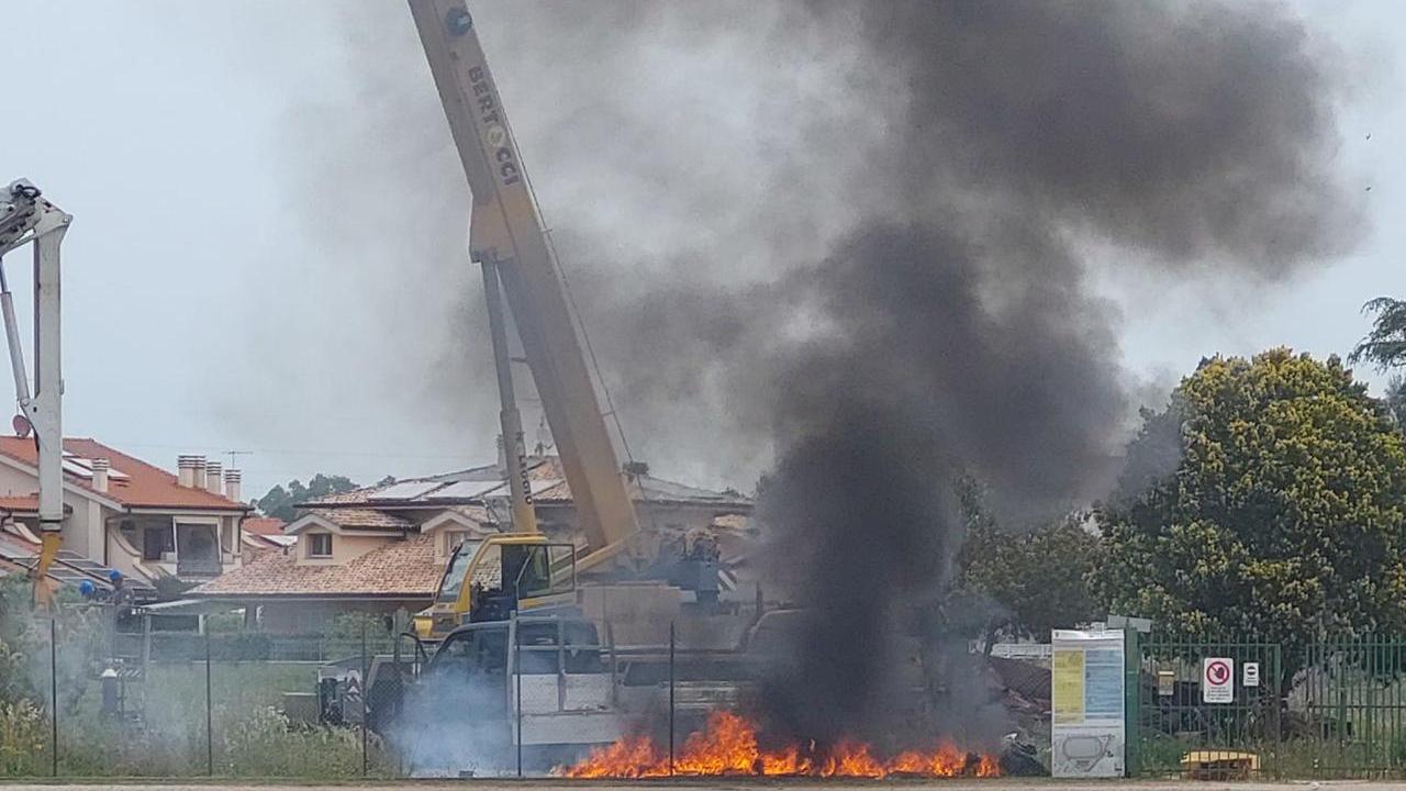 Follonica: fiamme al campo scuola, il fumo allerta la città