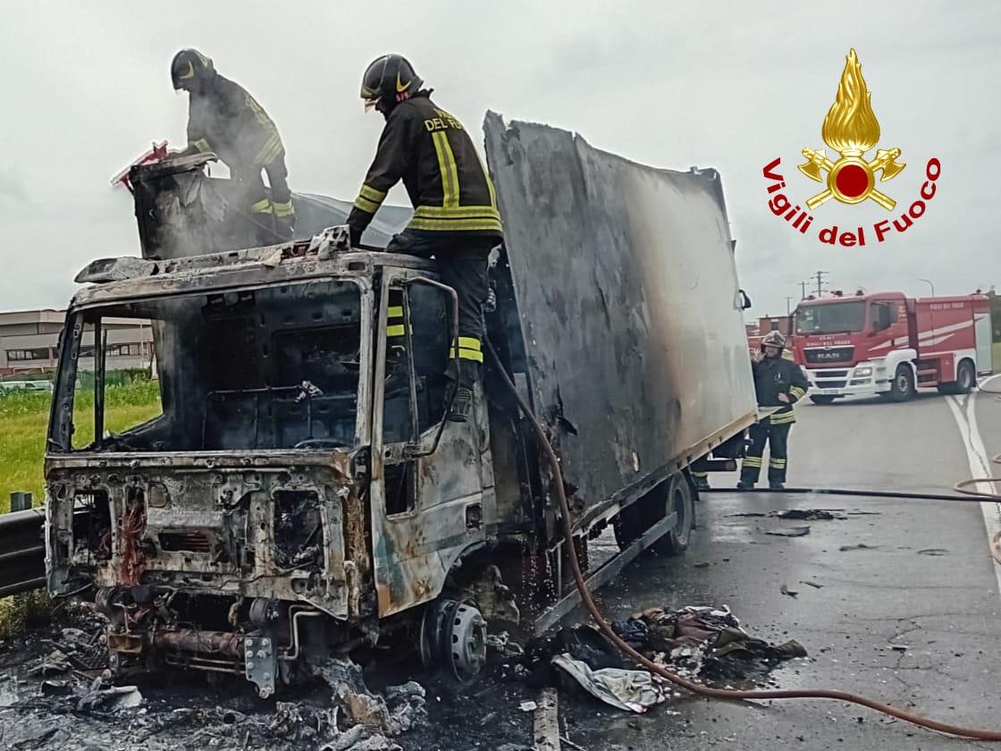 Pontedera, camion distrutto dalle fiamme lungo la Statale: come è ...