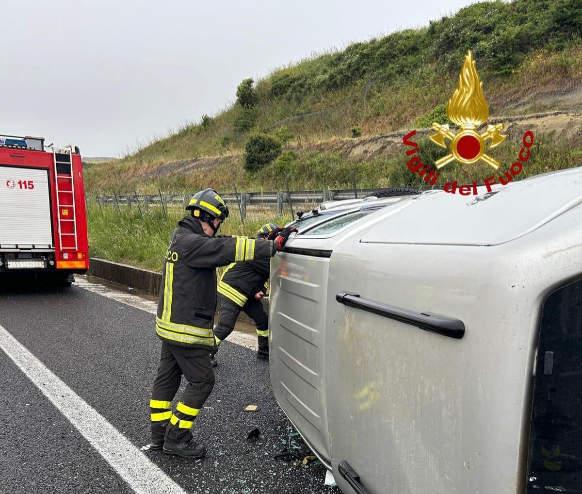 Un’auto si ribalta sulla 131, ferito il conducente