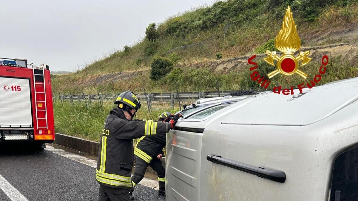 Un’auto si ribalta sulla 131, ferito il conducente