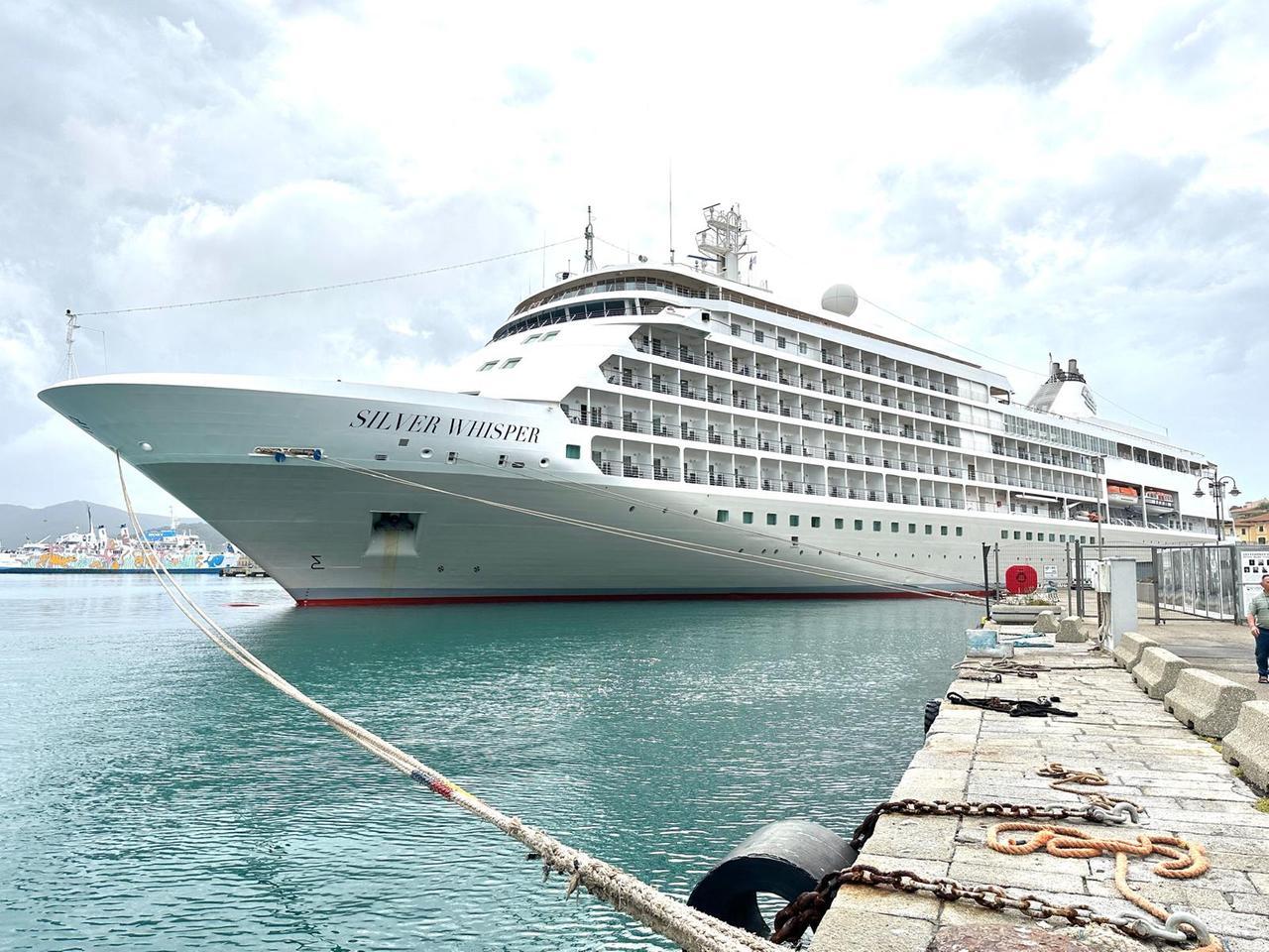 
	La nave attraccata all'Elba (foto Gi&ograve; Di Stefano)

