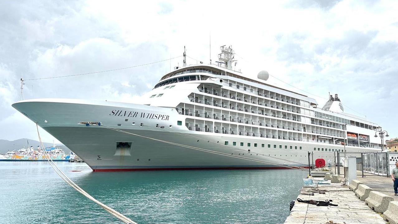 La nave attraccata all'Elba (foto Giò Di Stefano)