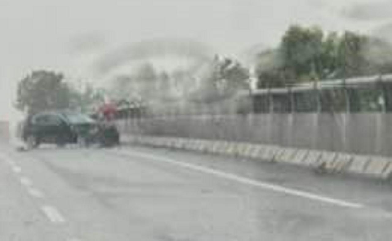 Livorno, si schianta sotto la pioggia sulla Fi-Pi-Li a Vicarello
