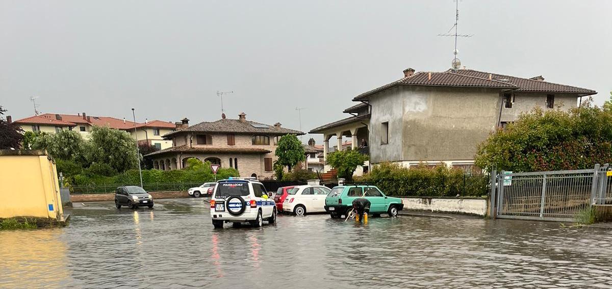 Maltempo, nubifragio sul Modenese: valle del Panaro allagata, oltre 100 millimetri di pioggia caduti e le strade diventano fiumi – Scuole chiuse a Vignola e Savignano