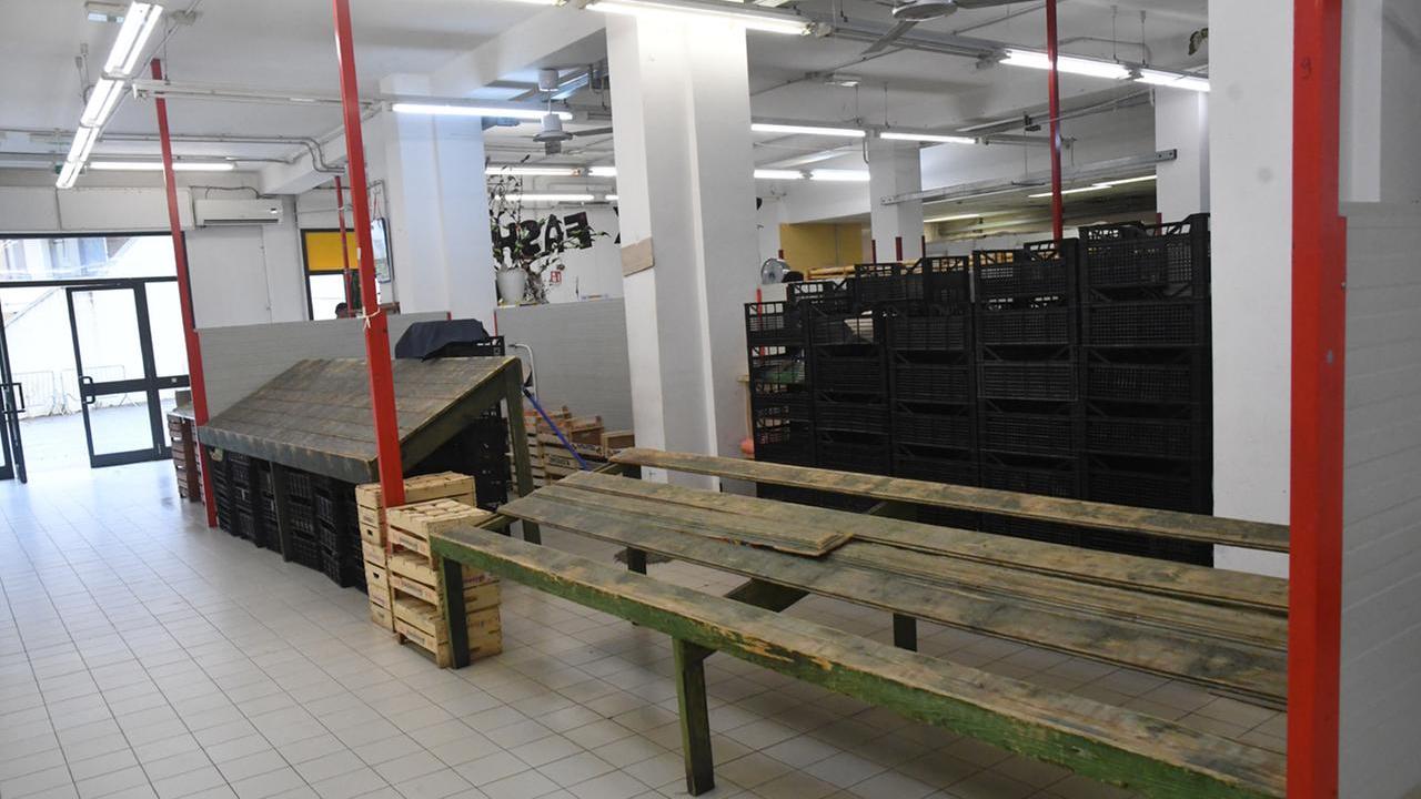 Box vuoti alla sede temporanea del mercato comunale di via Cimarosa