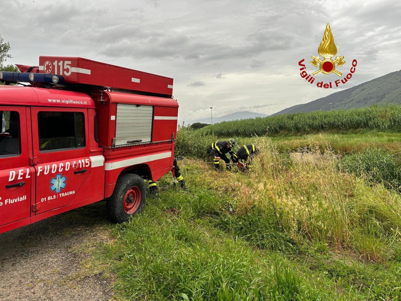 Prato, cade in bici per 7 metri dall’argine del Bisenzio