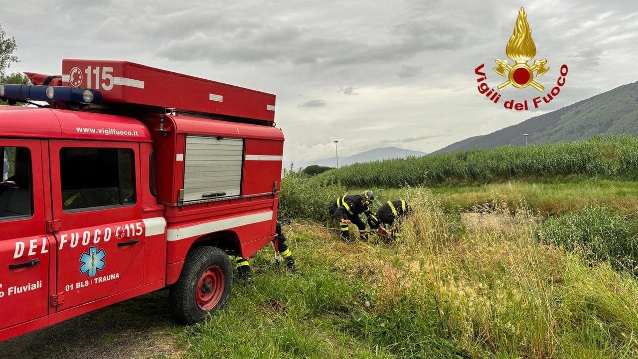 Prato, cade in bici per 7 metri dall’argine del Bisenzio