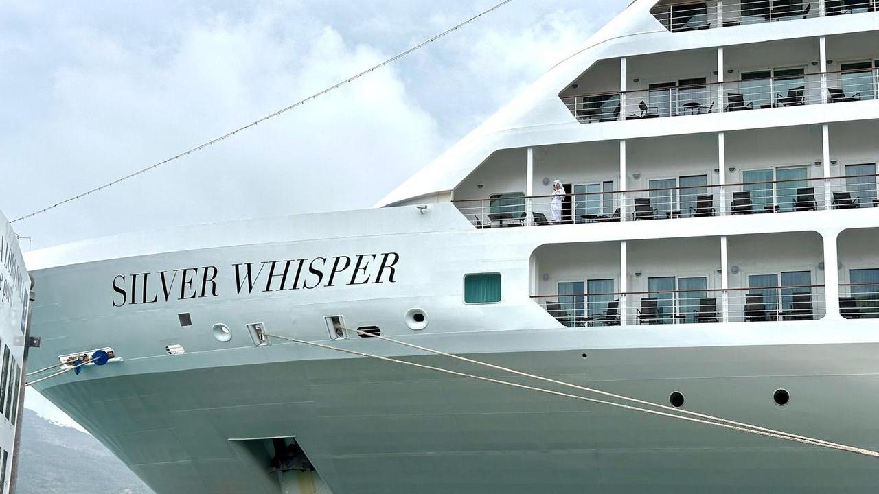 La nave attraccata all'Elba (foto Giò Di Stefano)