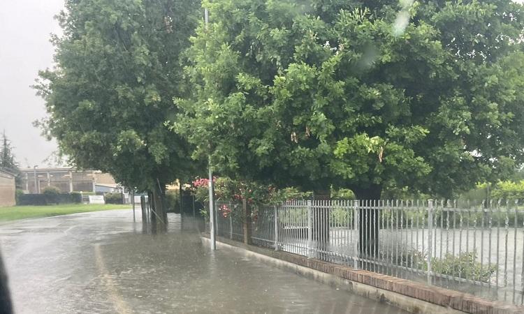 Sottopasso allagato e problemi in una scuola
