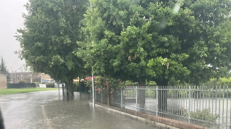 Sottopasso allagato e problemi in una scuola