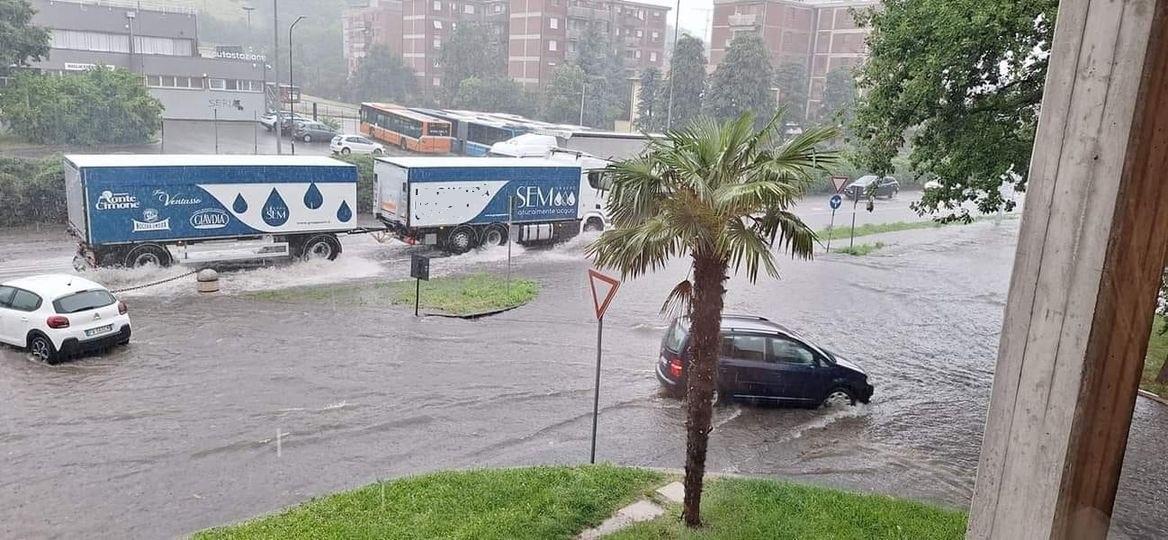 Maltempo, nubifragio sul Modenese: valle del Panaro allagata, oltre 100 millimetri di pioggia caduti e le strade diventano fiumi