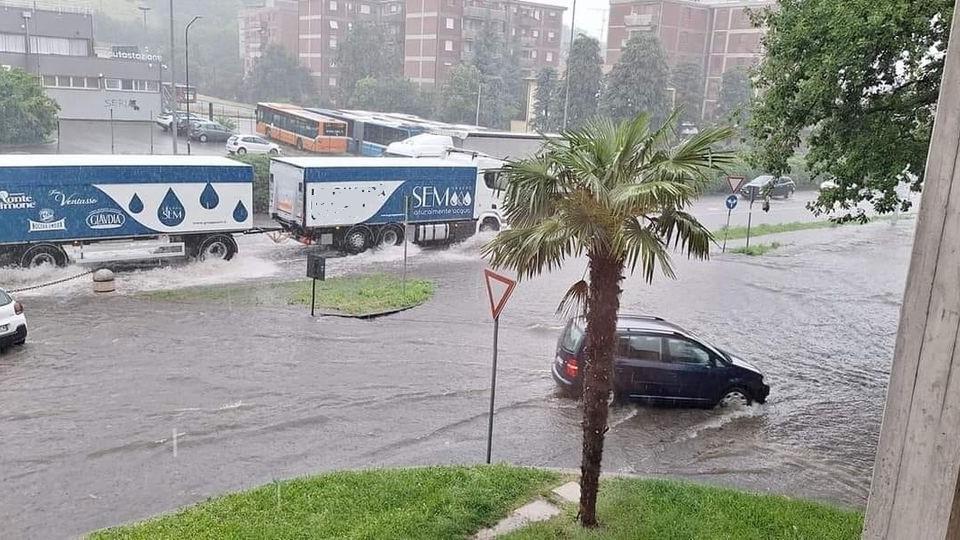 Maltempo, nubifragio sul Modenese: valle del Panaro allagata, oltre 100 millimetri di pioggia caduti e le strade diventano fiumi