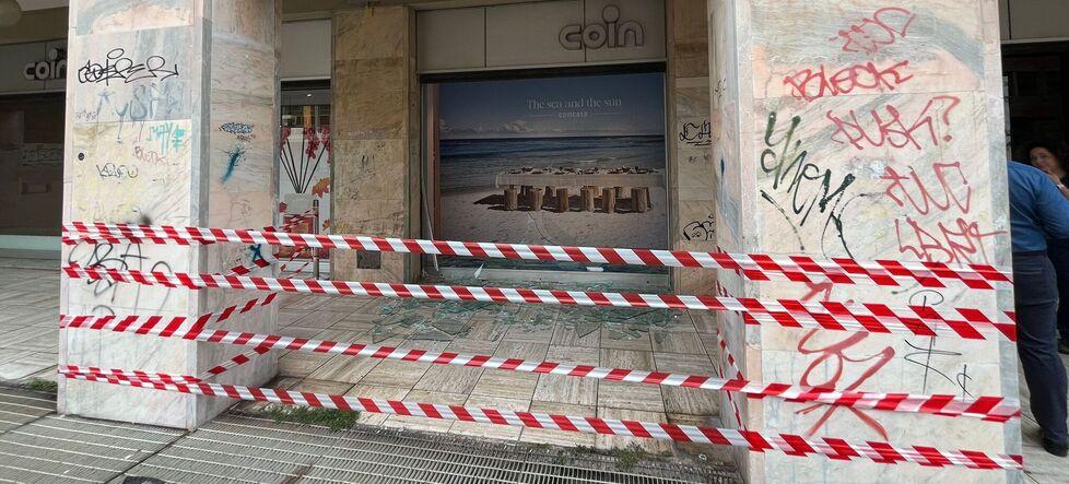 Livorno, ancora spaccate in piazza Attias: migliaia di euro di danni alla Coin