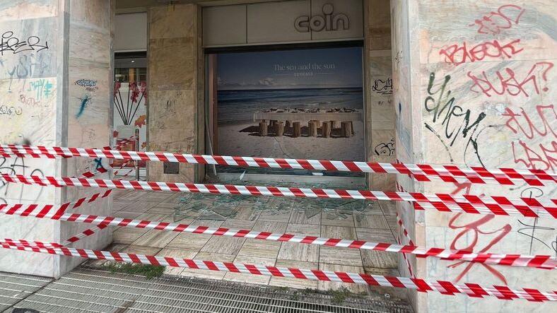 Livorno, ancora spaccate in piazza Attias: migliaia di euro di danni alla Coin