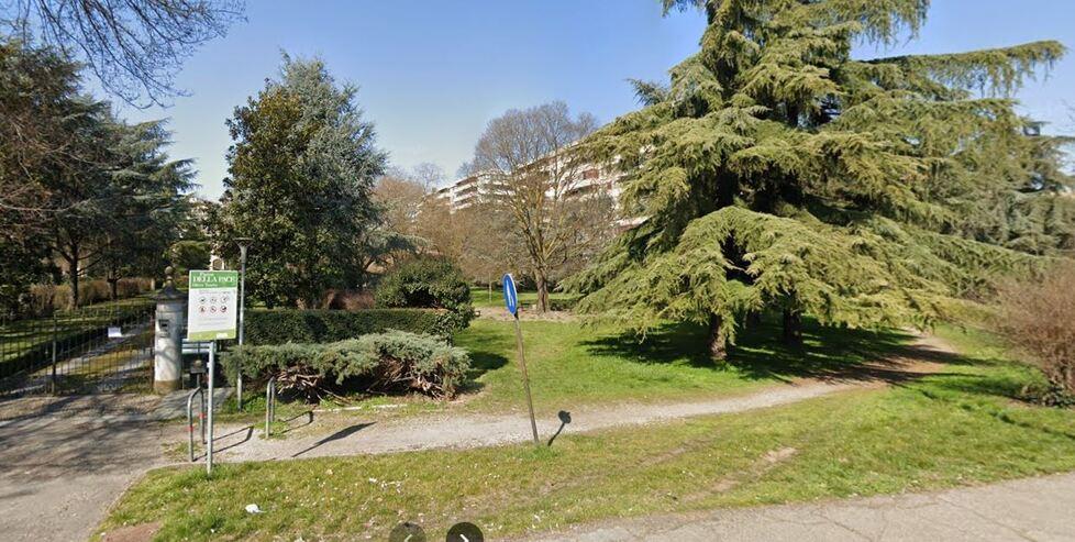 «Ero al parco coi miei figli  e mi ha strappato la collana»