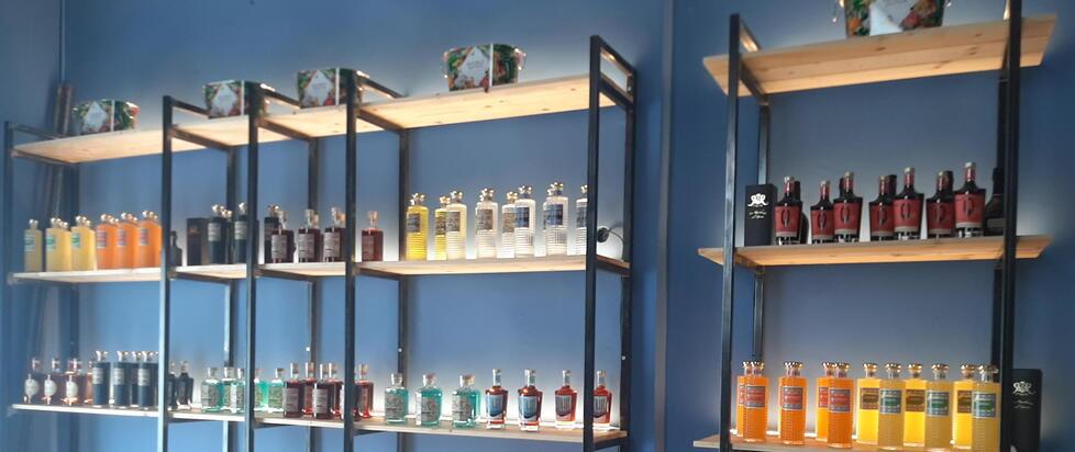 Il bel punto vendita all’interno del nuovo locale con i prodotti della distilleria
