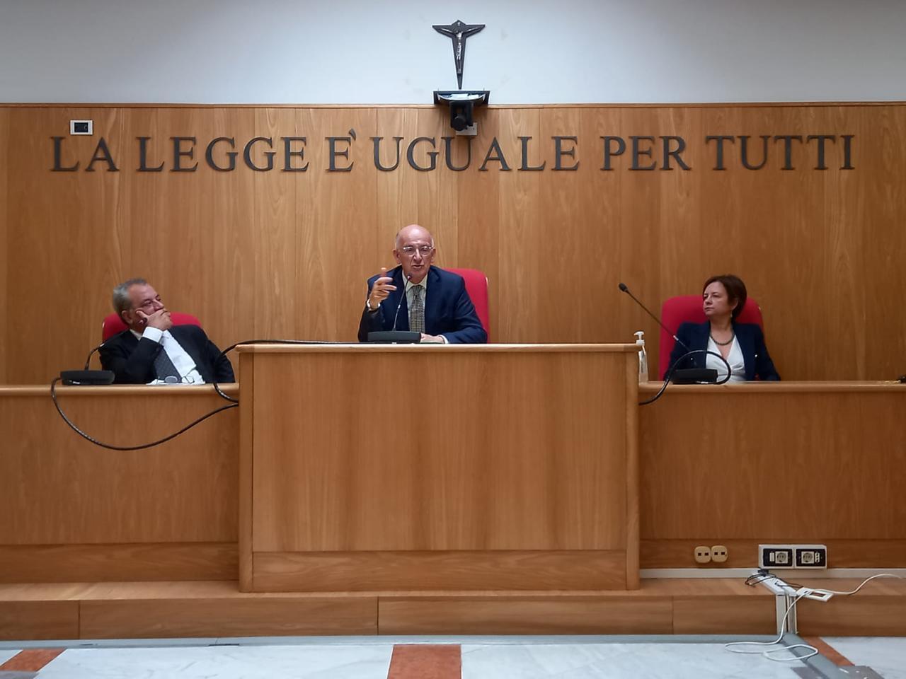 
	Al centro il viceministro Sisto, a sinistra il presidente Gratteri, a destra il giudice Schiaretti

