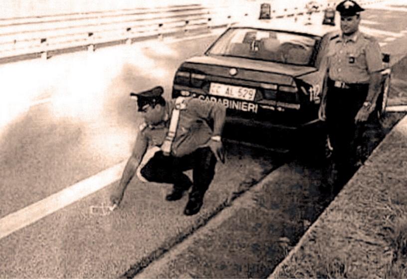 I rilievi dei carabinieri sull’Aurelia dopo la rapina avvenuta nel luglio del 2002