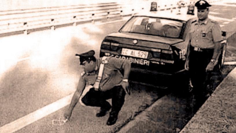 I rilievi dei carabinieri sull’Aurelia dopo la rapina avvenuta nel luglio del 2002