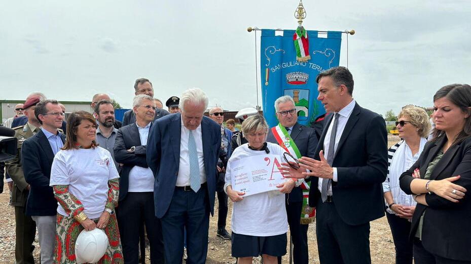 Le autorità presenti alla cerimonia tra cui il presidente Giani e il sindaco Conti