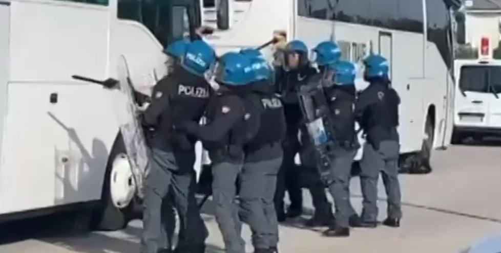 Un frame del video pubblicato da Udine Today dell’intervento della polizia nei pressi degli autobus con i tifosi dell’Empoli in partenza dallo stadio di Udine al termine del match